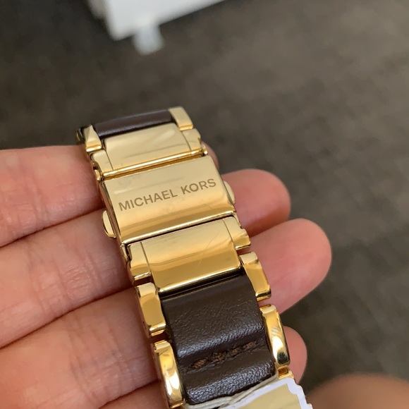 NWT MICHAEL KORS watch with leather detailing - Picture 6 of 6